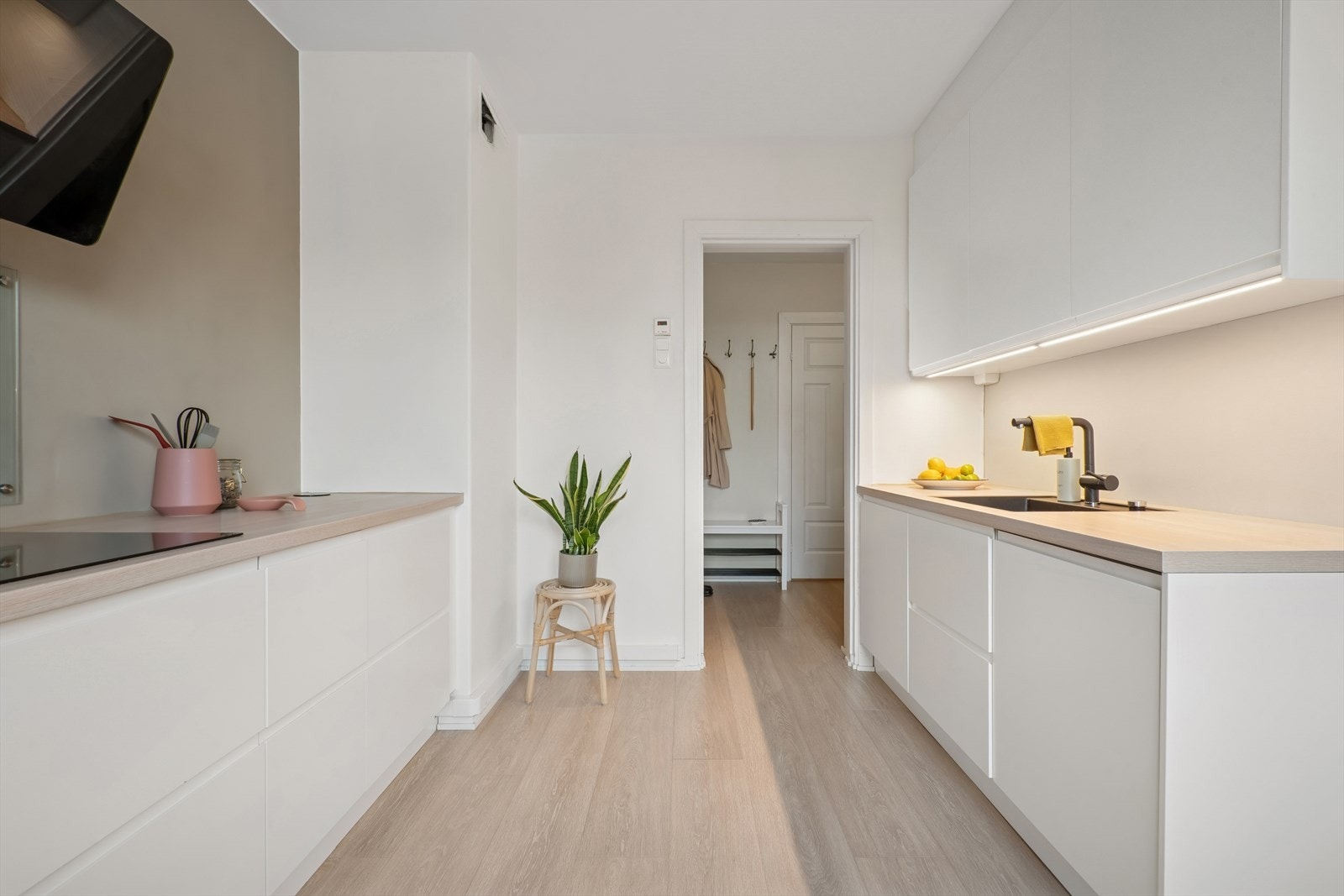 Stilen er tidløs med glatte lyse fronter. Galleribilde