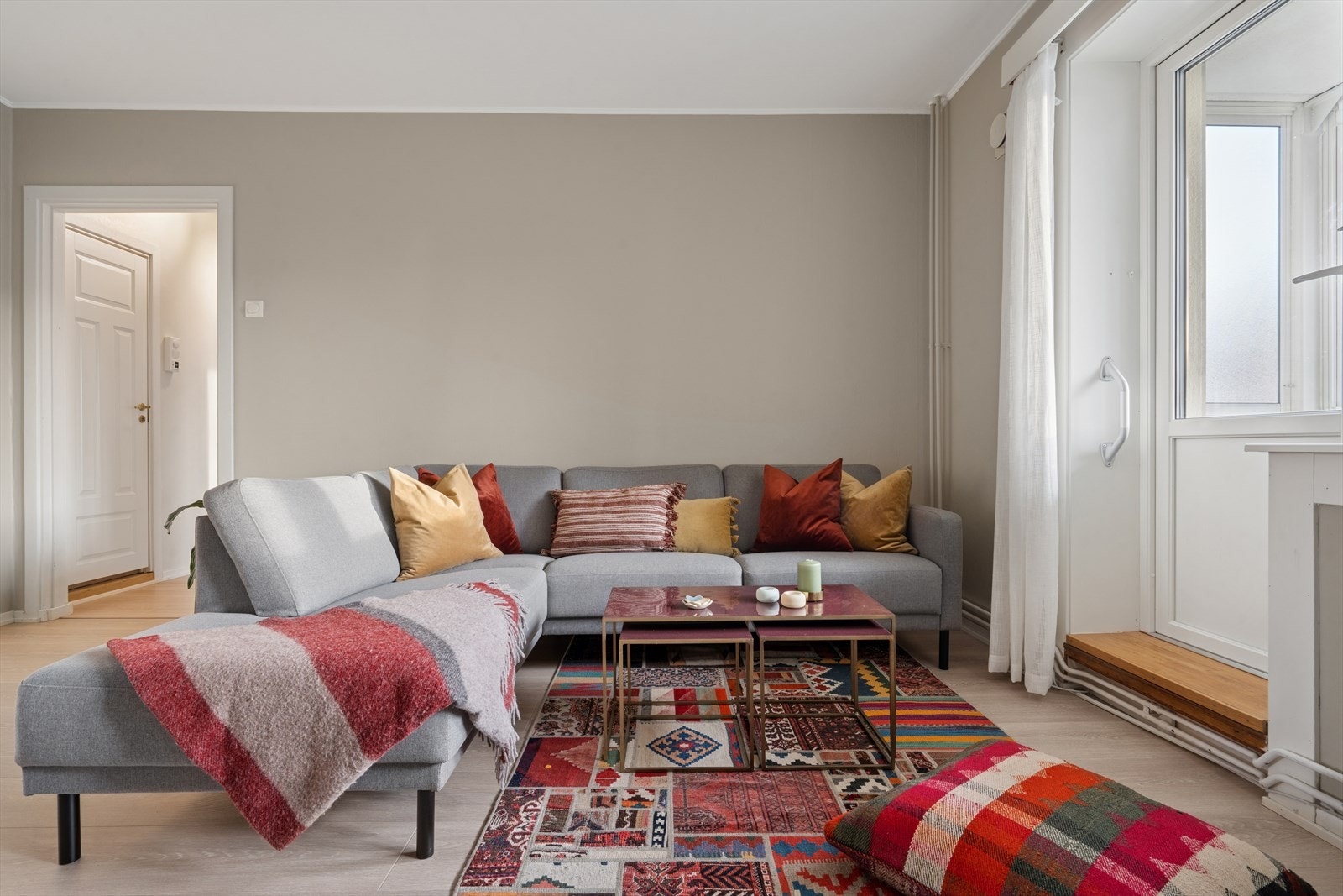 Fra stuen har du utgang til innglasset balkong - en forlengelse av stuen. Galleribilde