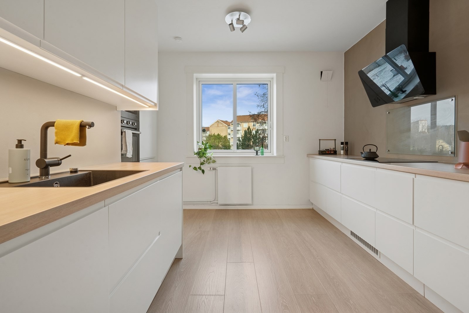 Kjøkkenet ligger i eget rom og fikk en ny innredning i 2020. Galleribilde