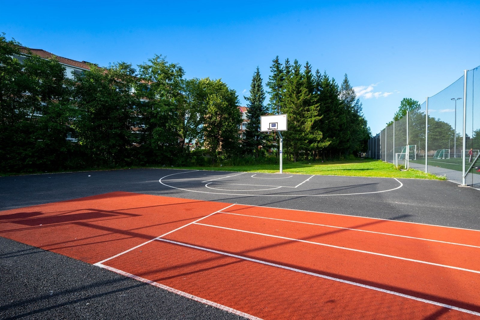 Kalbakken kunstgressbane med basketbane ligger i kort gangavstand fra boligen. Galleribilde