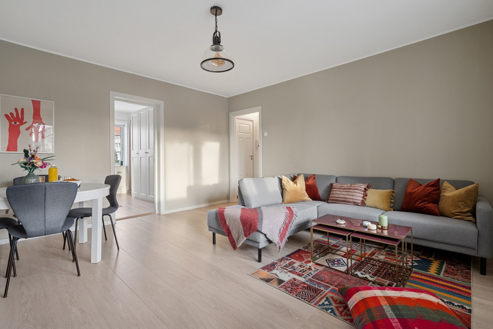 DNB Eiendom v/Hassan Rehman presenterer Kalbakkslyngen 5 - en gjennomgående
andelsleilighet beliggende i et veletablert og attraktivt boligområde på Kalbakken i Oslo. Galleribilde