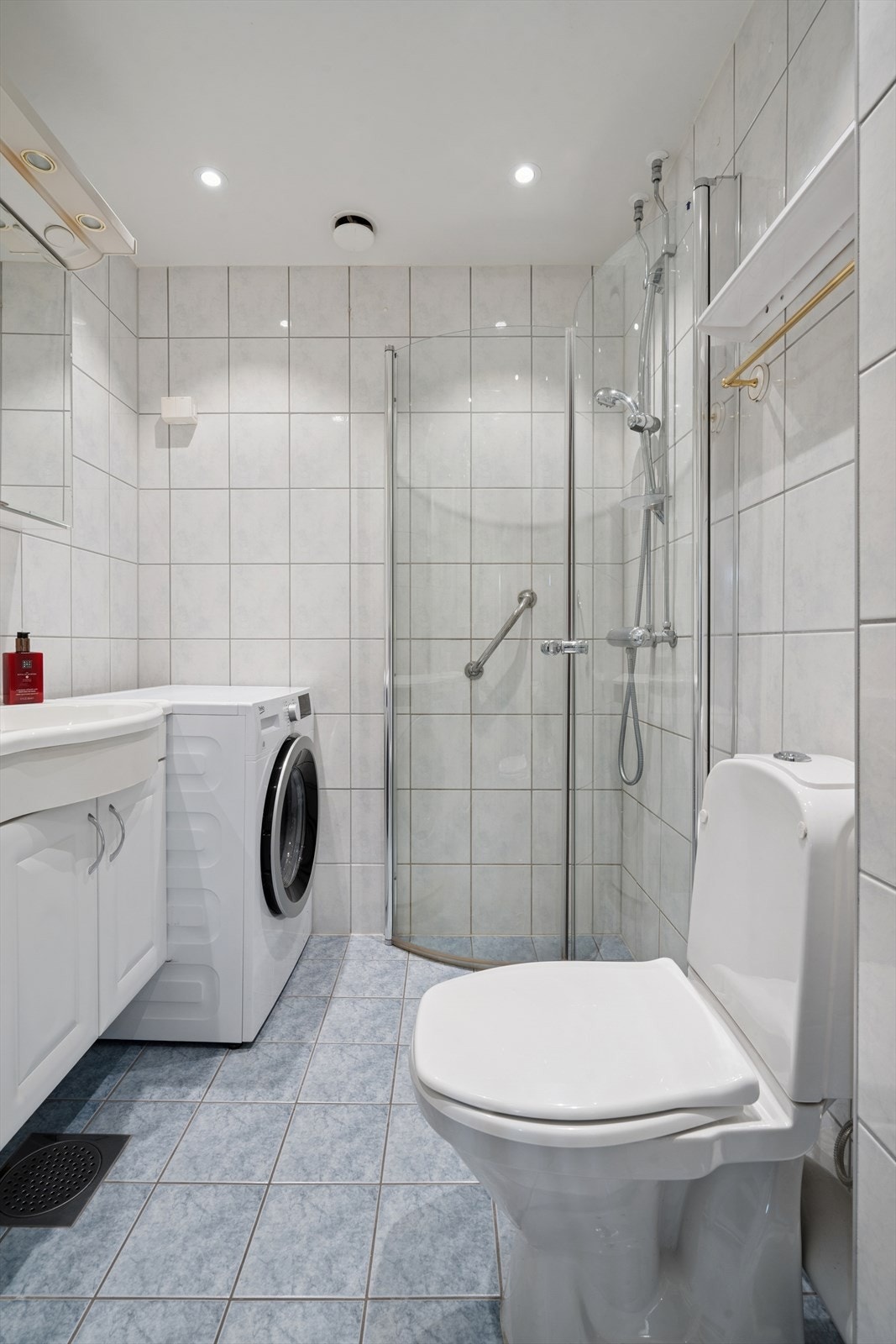 Badet er fra 2007 og har flislagt gulv med elektriske varmekabler og flislagte vegger. Galleribilde