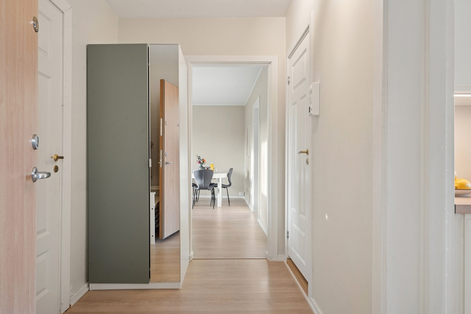 I entreen har du plass til jakker og sko i garderobeskapet. Galleribilde