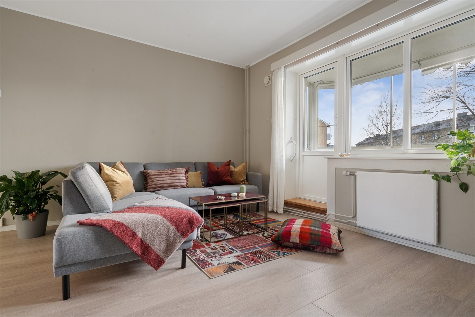 Leiligheten varmes opp via vegghengt radiator under vinduet. Galleribilde