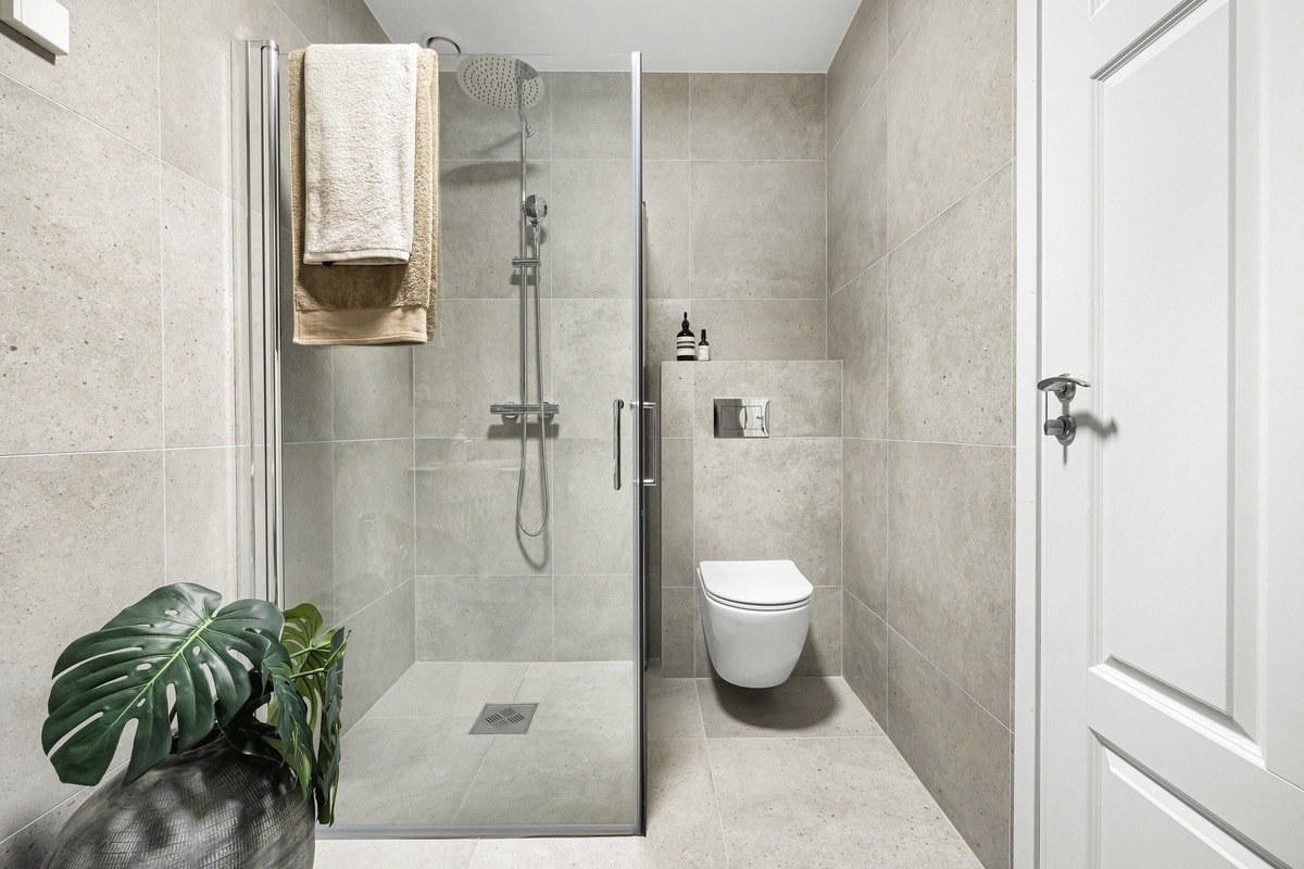 Delikat bad med opplegg til vaskemaskin Galleribilde