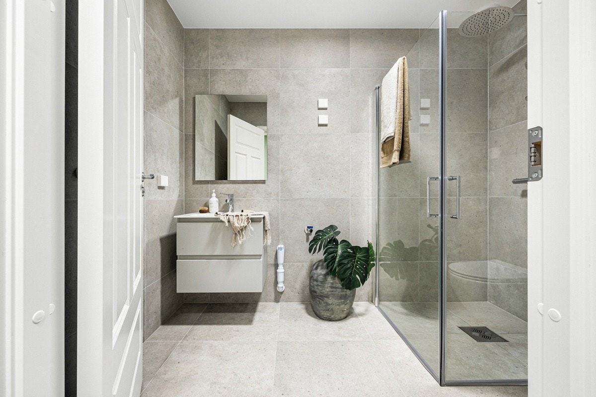 Delikat bad med opplegg til vaskemaskin Galleribilde