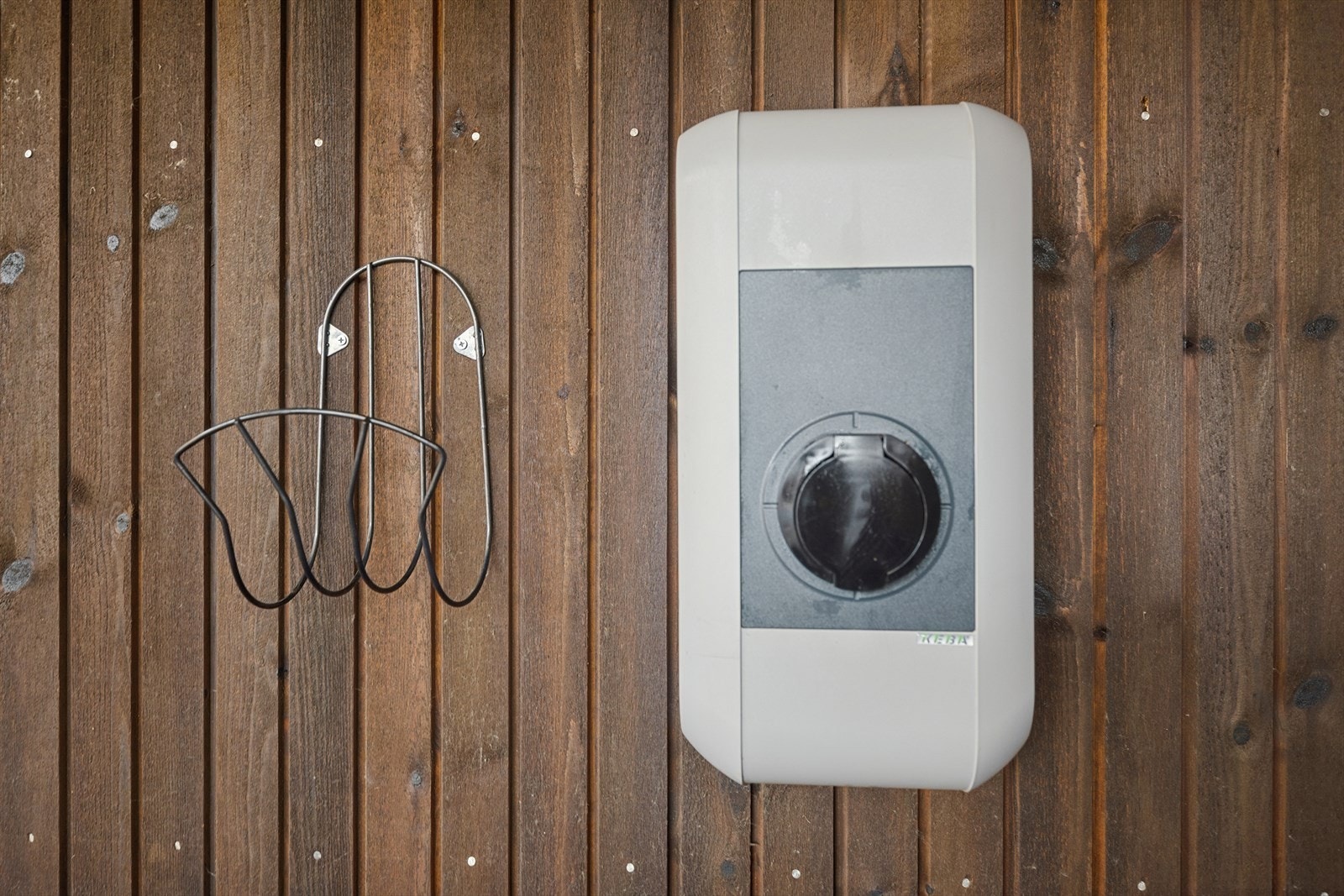 Elbil-lader er montert i carporten. Galleribilde