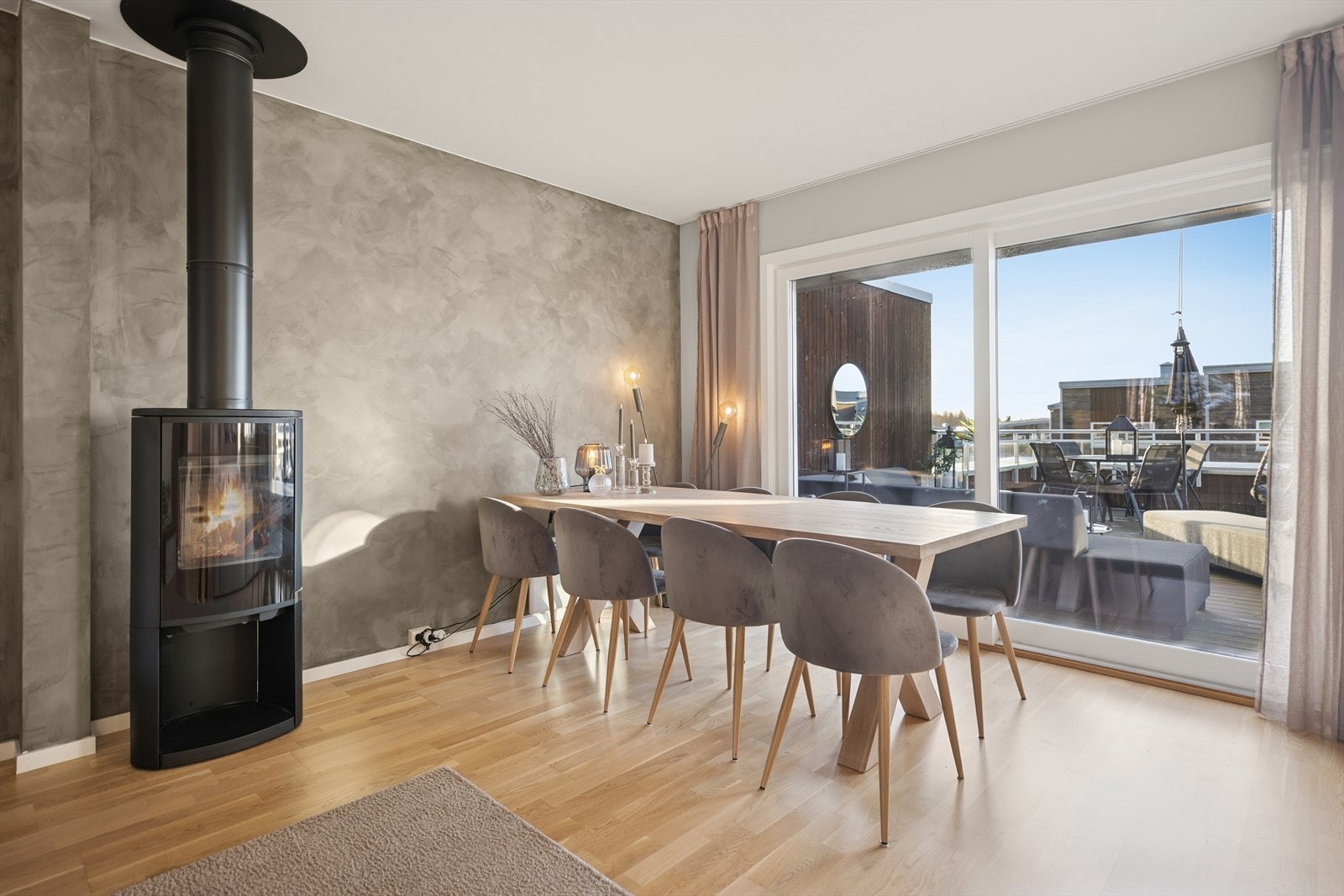 Utgang til terrasse fra spiseområdet gir enkel tilgang til utendørs opphold. Galleribilde