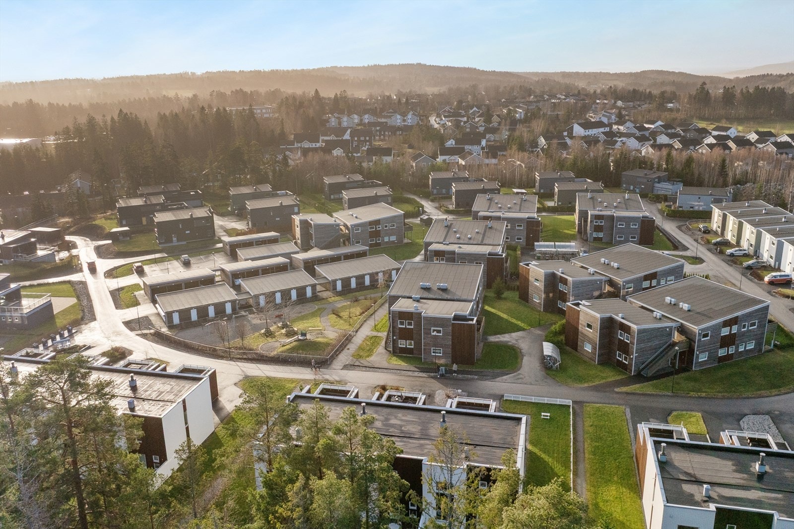 Rekkehuset har en fin beliggenhet i et barnevennlig boligområde på Pepperstad, utenfor Vestby sentrum. Galleribilde