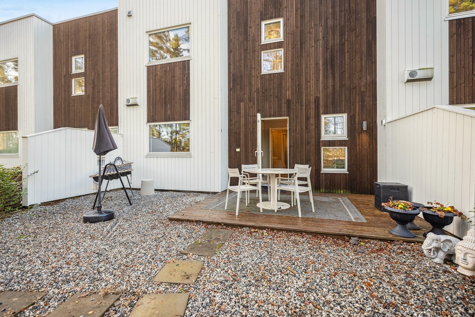 Fra hovedsoverommet er det utgang til en treterrasse på ca. 13 m², perfekt for avslappende stunder utendørs. Galleribilde