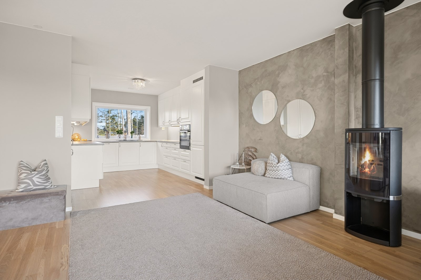 Åpen og fin løsning mellom kjøkken og stue gir flere møbleringsmuligheter. Koselig med peisovn. Galleribilde