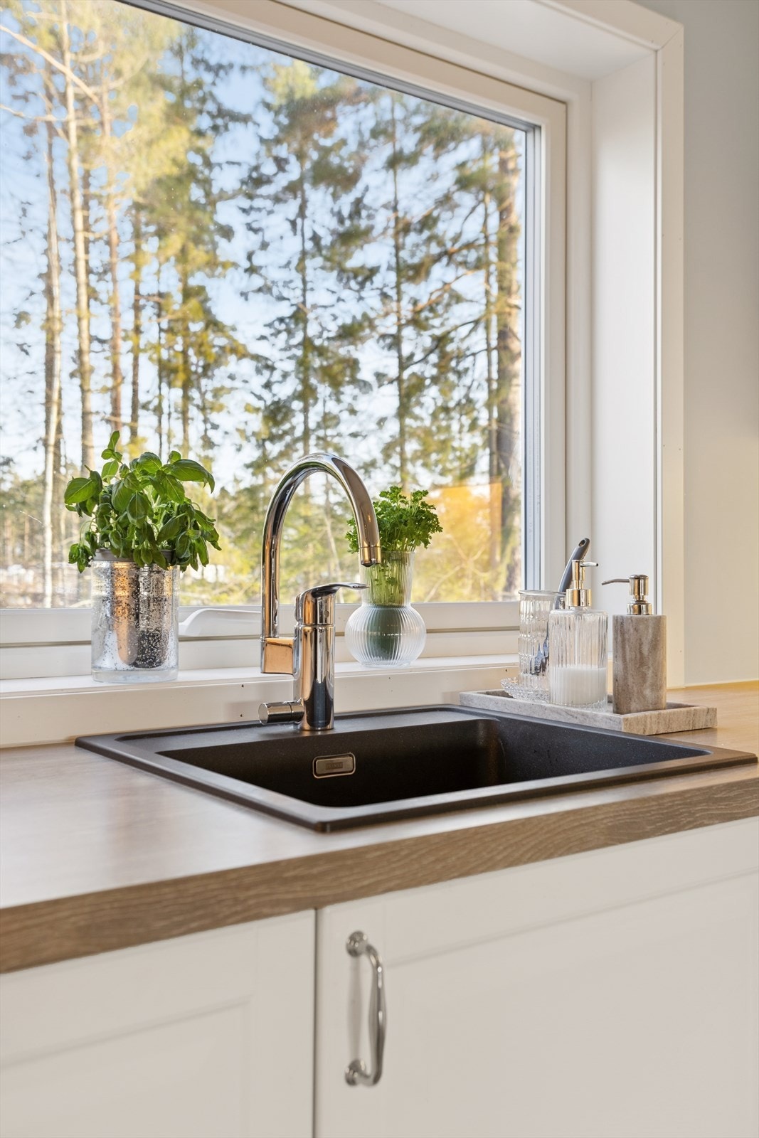 Utsyn rett ut mot grønne friarealer. Galleribilde