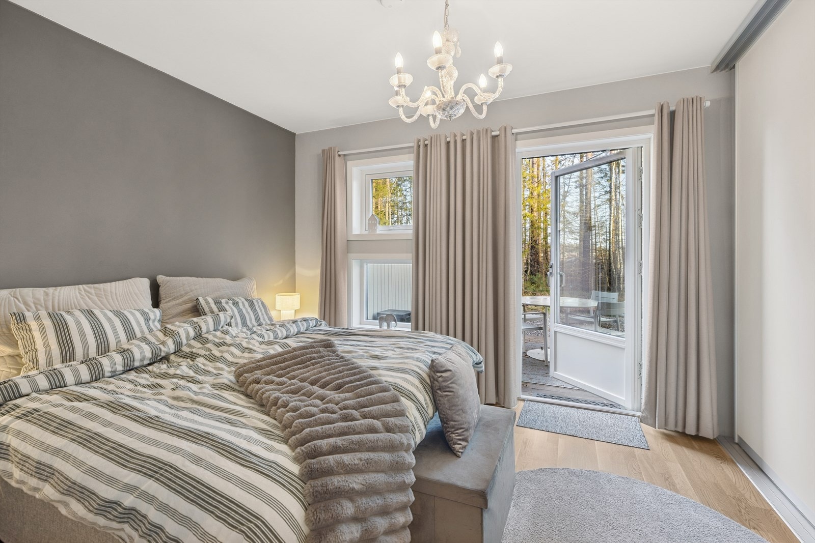 I 1. etasje er det 3 soverom. Utgang til uteplass fra hovedsoverommet. Galleribilde