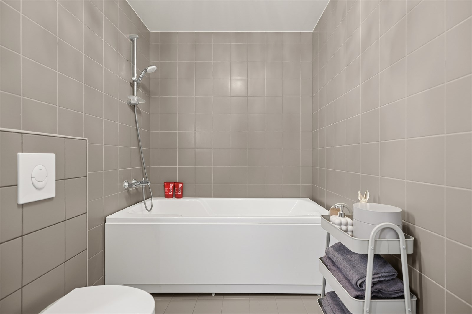 Flislagte vegger og gulv med elektriske varmekabler gir et komfortabelt og funksjonelt bad. Galleribilde