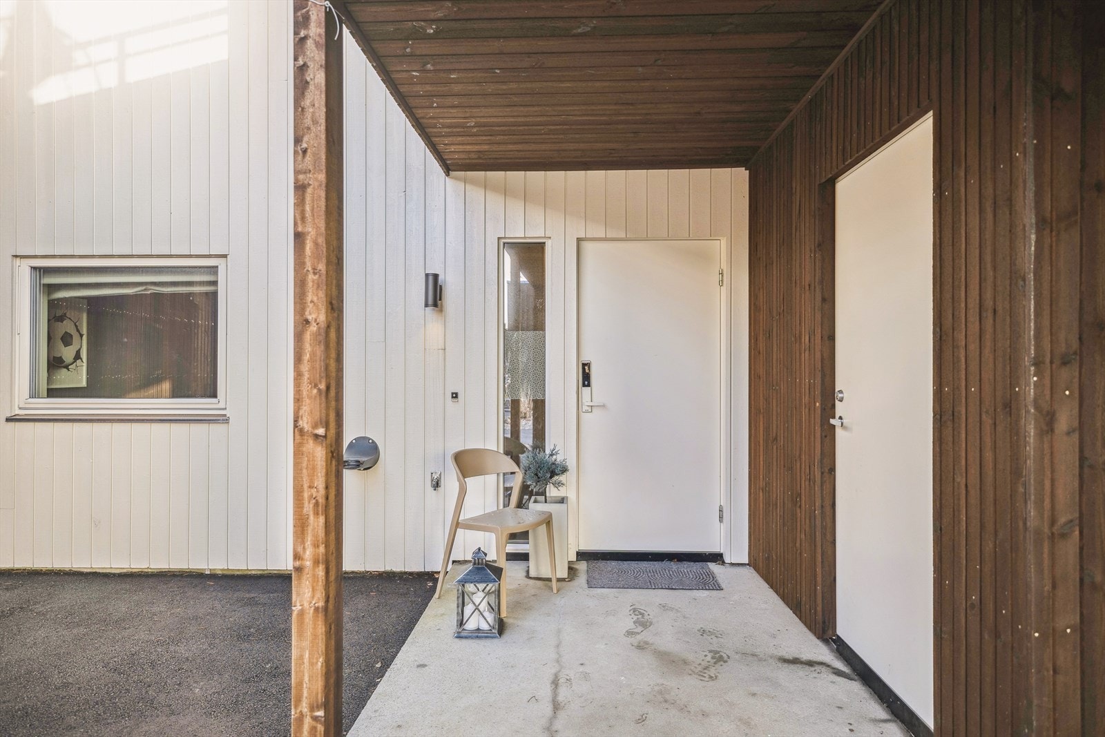 Praktisk overbygget inngangsparti. Tilgang til praktisk sportsbod. Galleribilde