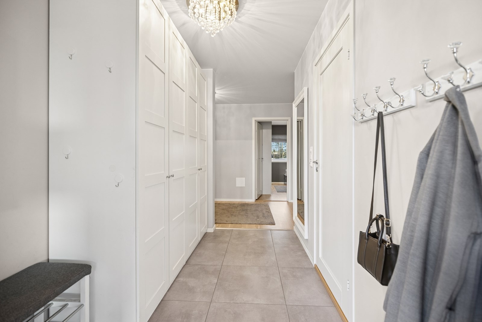Svært gode oppbevaringsmuligheter for yttertøy, sko mm. i de mange garderobeskapene som er montert i leilighetens entré. Galleribilde