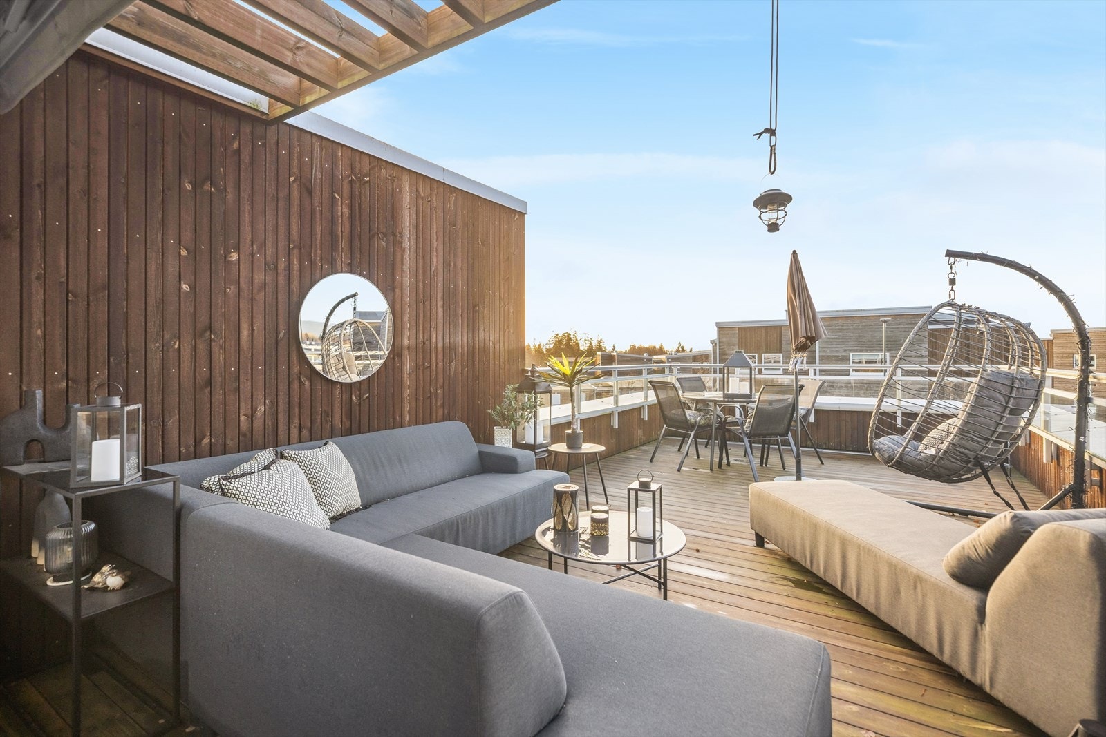 Terrassen har plass til både lounge, grill og spiseplass, ideelt for soling og sosialt samvær. Galleribilde