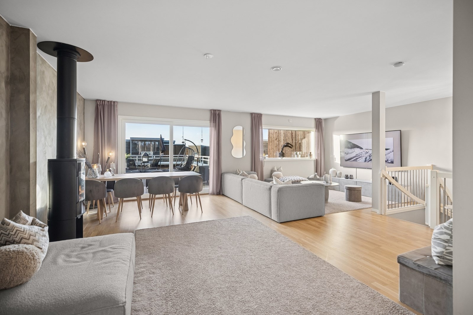 Stor stue hvor man har plass til både spisebord og sofagruppe. Galleribilde