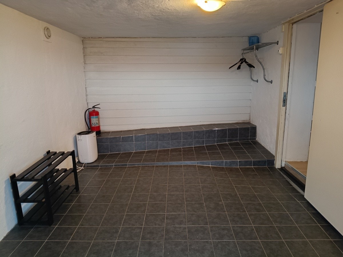 Stor inngang med varm gulv. God lagringsplass til sykkel, skap osv. Galleribilde