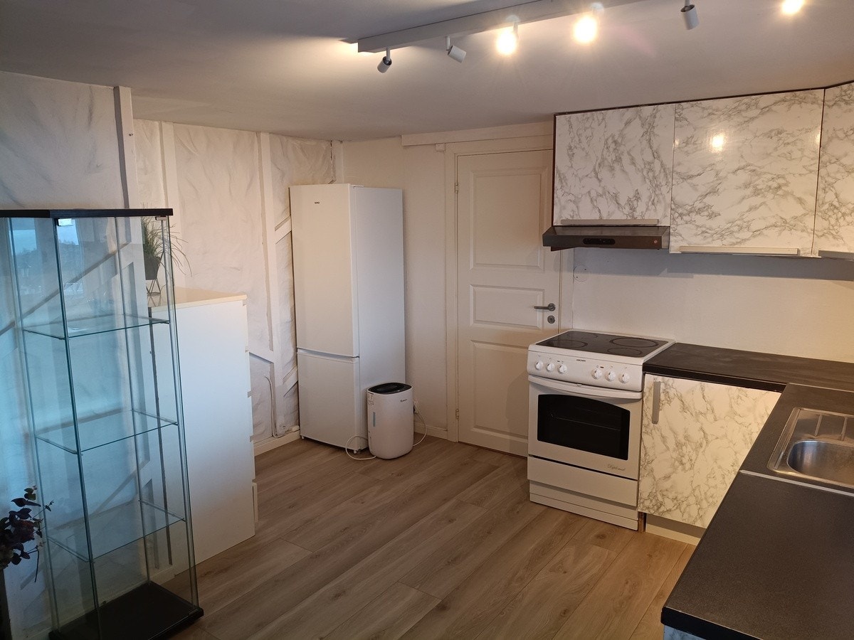 Stor kjøleskap og lagrings skap Galleribilde