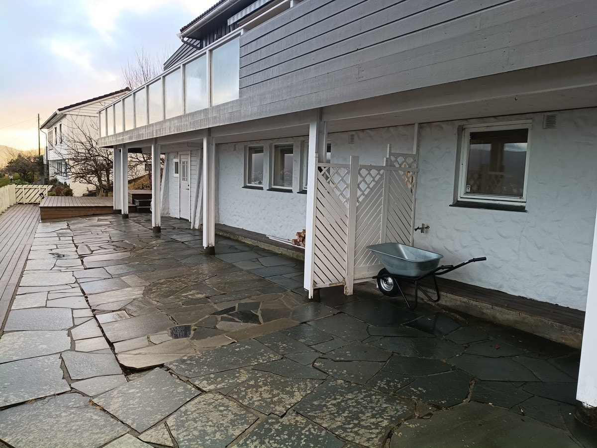 Overtakket langs leiglighet til lagring av ved Galleribilde