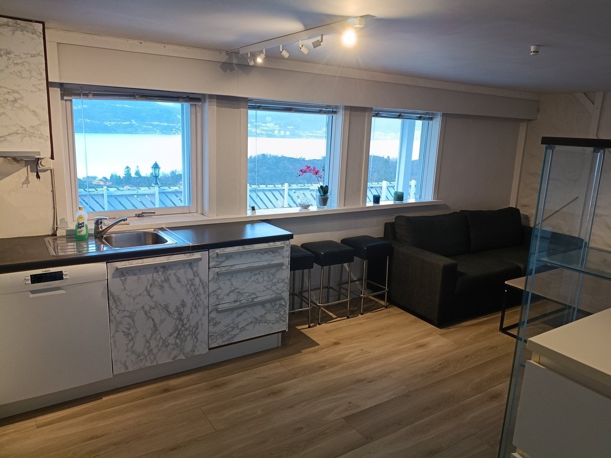 Kjøken med oppvaskemaskin Galleribilde