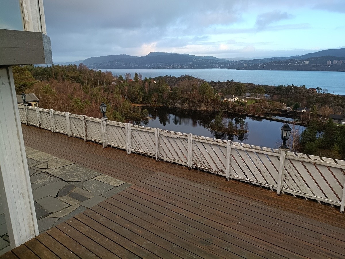 Stor terrasse med utsikt på byfjorden Galleribilde