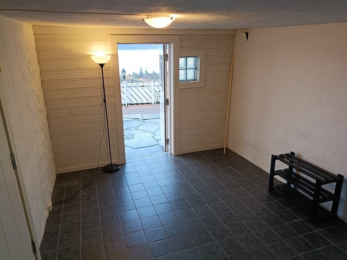 Stor inngang med varm gulv. God lagringsplass til sykkel, skap osv. Galleribilde