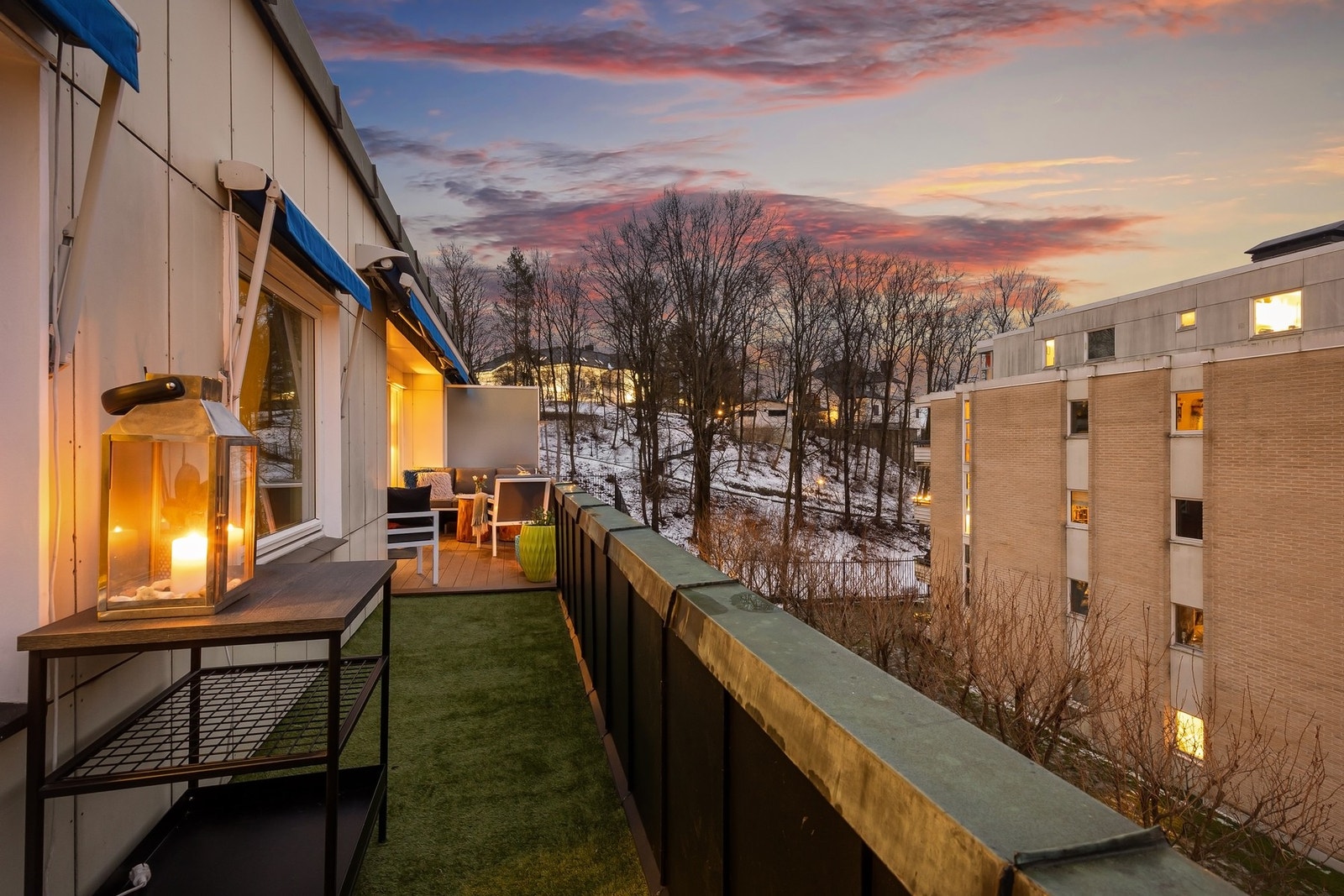 Her er god plass til sittegruppe, grill og andre ønskede utemøblement Galleribilde