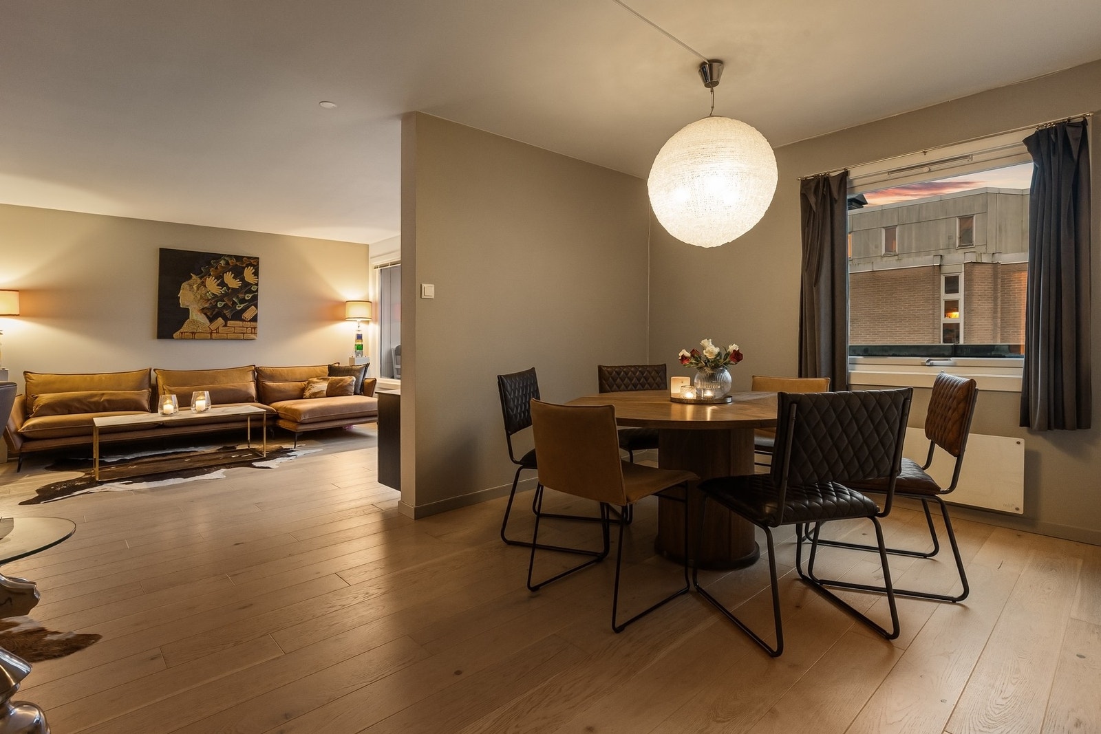 Spisestuen finner sin naturlige plass tilbaketrukket fra resten av oppholdsrommet Galleribilde