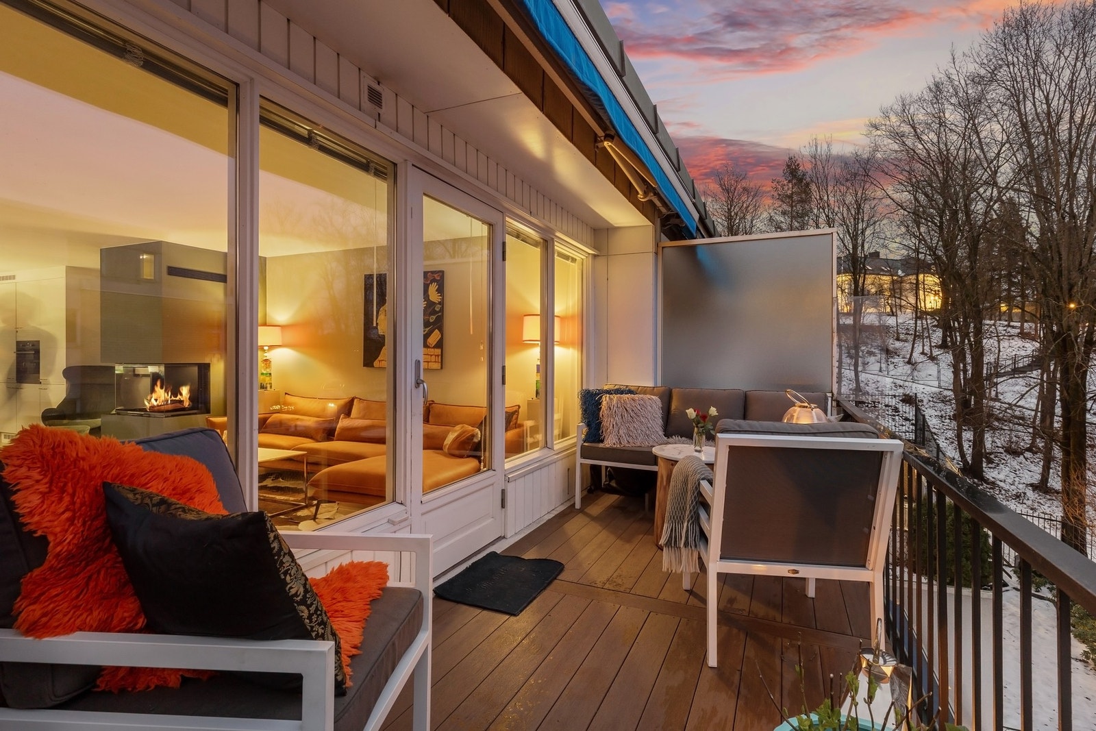 Fra stuen er det direkte adkomst til en stor takterrasse på 17 kvm Galleribilde