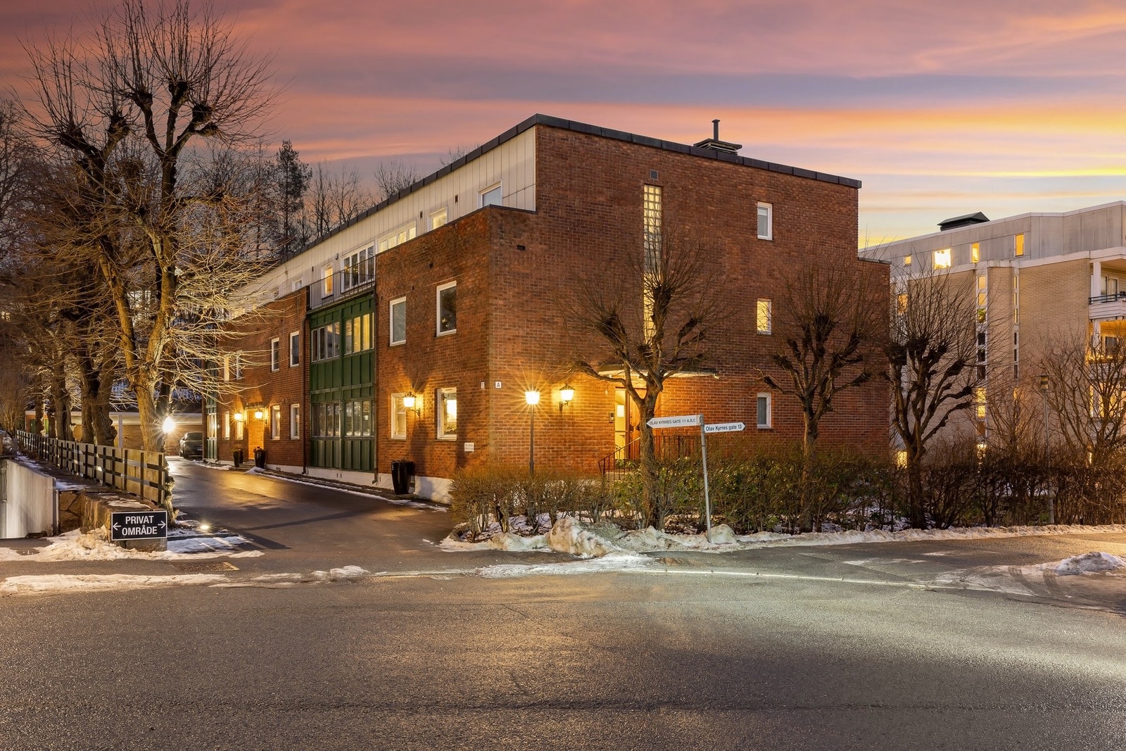 Bygget er oppført i vakker rød teglstein og vedlikeholdsfri betong Galleribilde