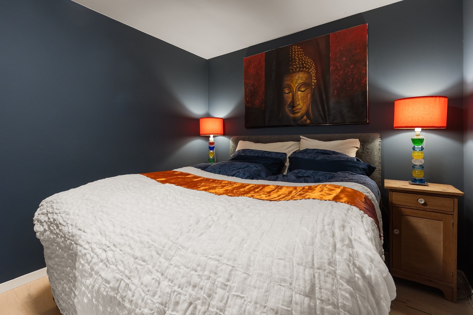 Hovedsoverommet vender ut mot blokkens bakside/inngangsside, godt skjermet for støy og innsyn Galleribilde