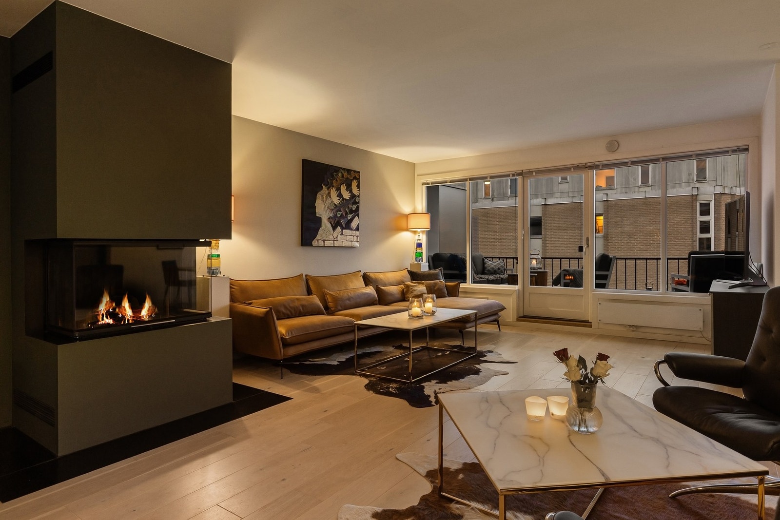 Stue og kjøkken ligger i en velfungerende åpen løsning Galleribilde