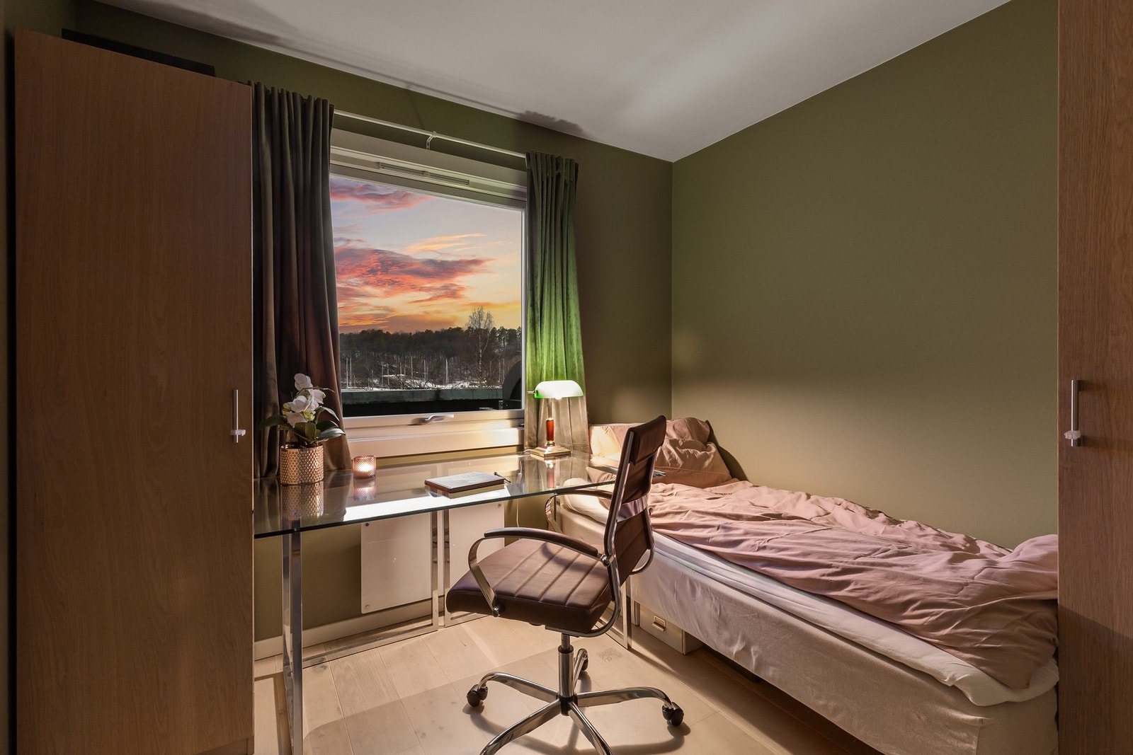 Soverom nr. 2 er også innredet med garderobeskap og har plass til ulike møblement Galleribilde