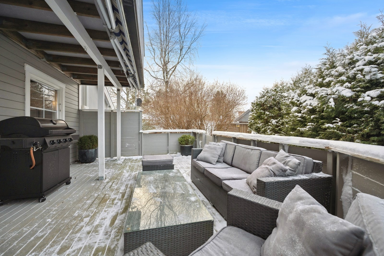 Det er port direkte ut til sameiets felles tomt. Galleribilde