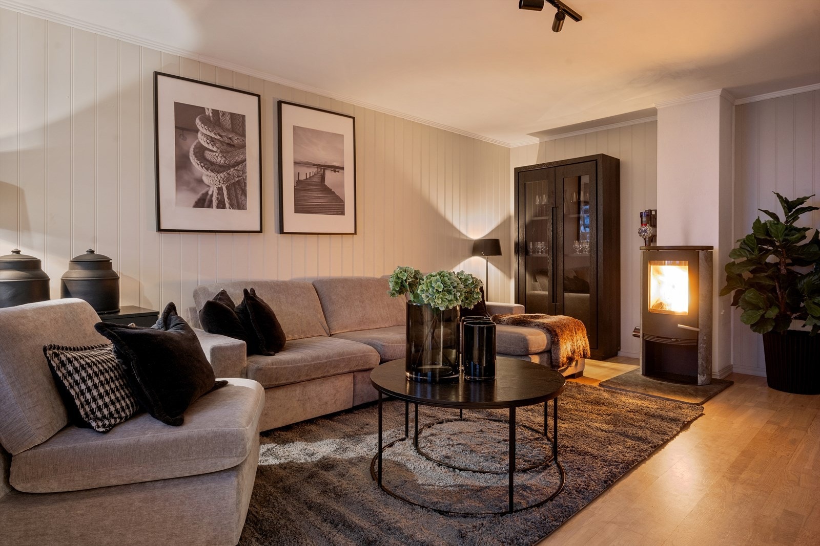 I stuen er det koselig peis med glassfront som varmer godt på kalde dager. Galleribilde