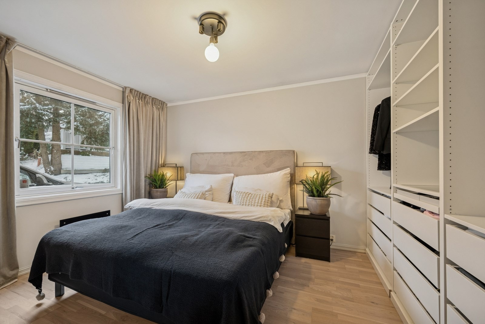 Leiligheten har totalt soverom, begge av god størrelse med plass til seng og ønsket garderobeløsning. Galleribilde