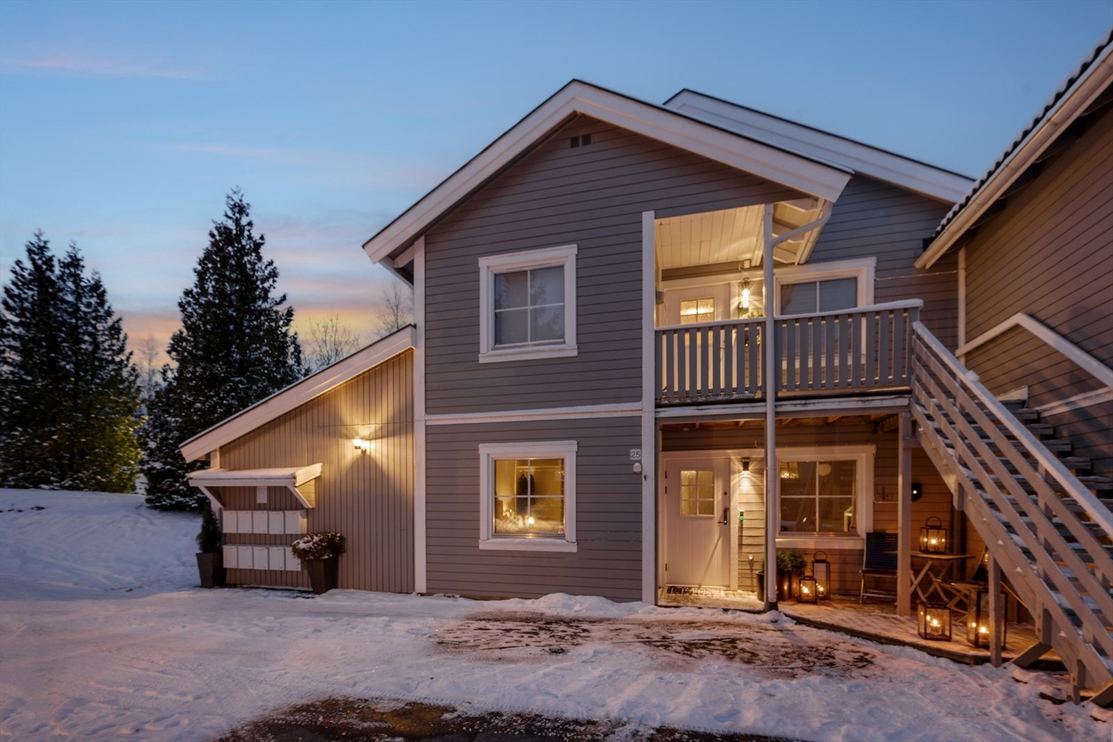 Leiligheten disponerer 1 parkeringsplass rett utenfor inngangsdøren med elbillader. Galleribilde