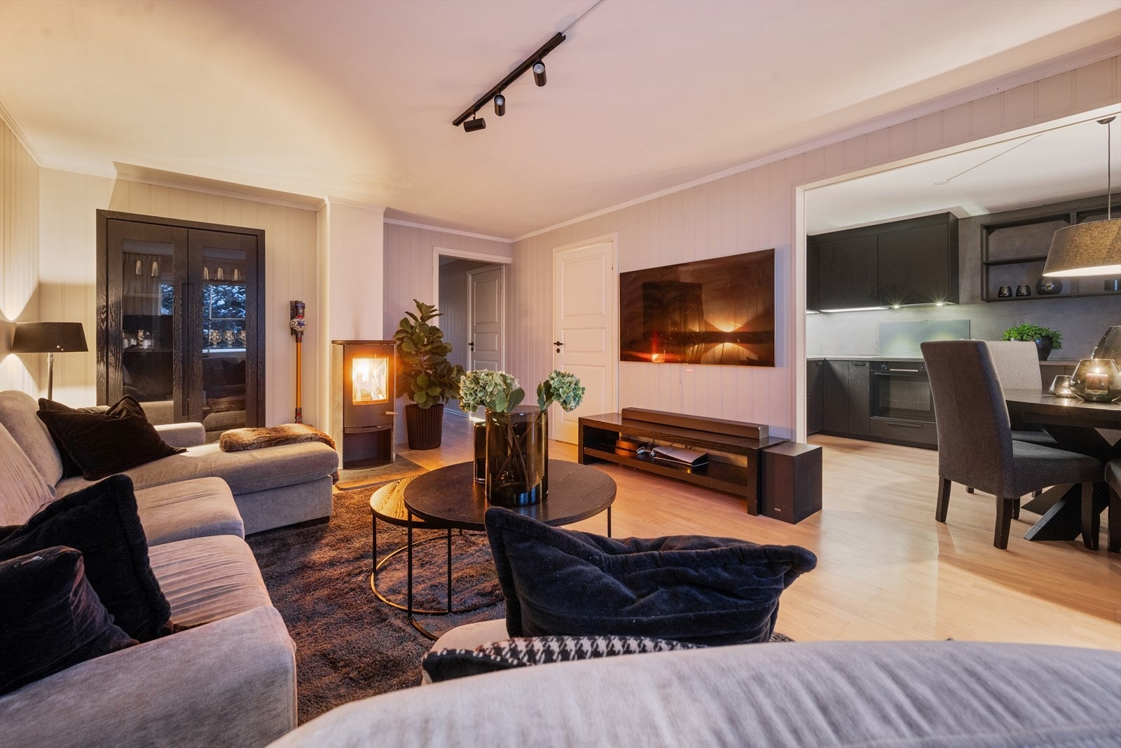 Stue og kjøkken ligger i delvis åpen løsning. Galleribilde