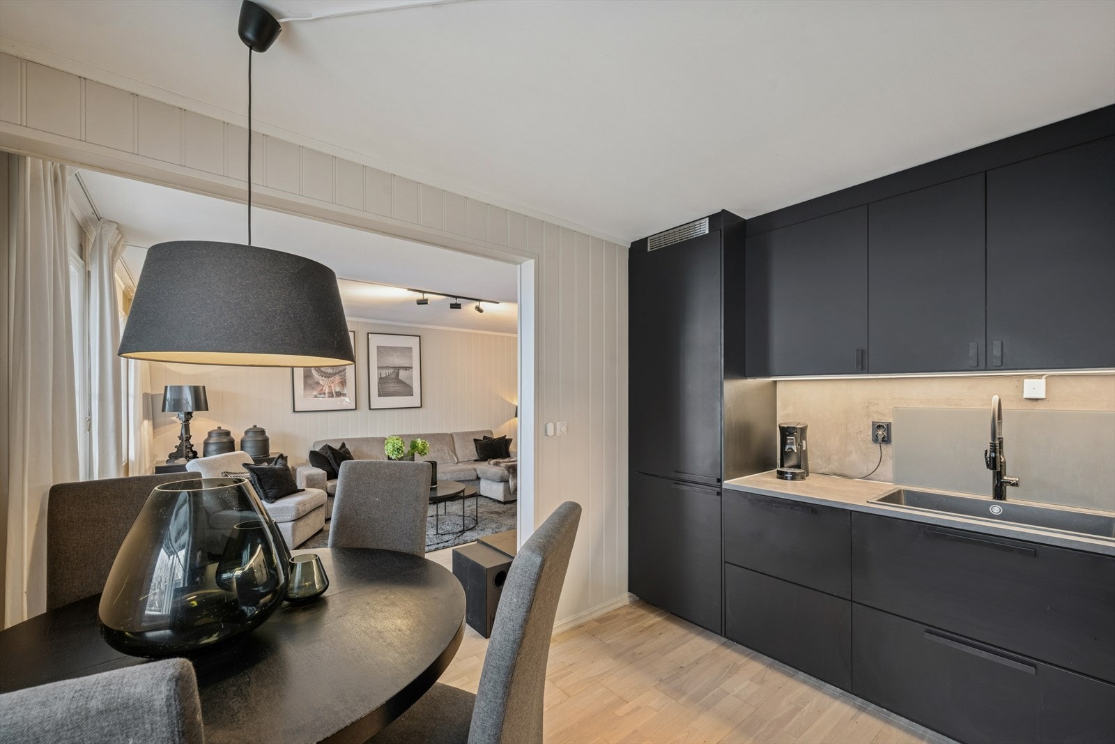 Kjøkkenet har innredning fra Ikea fra 2021 med mørke, slette fronter og laminerte benkeplater. Galleribilde