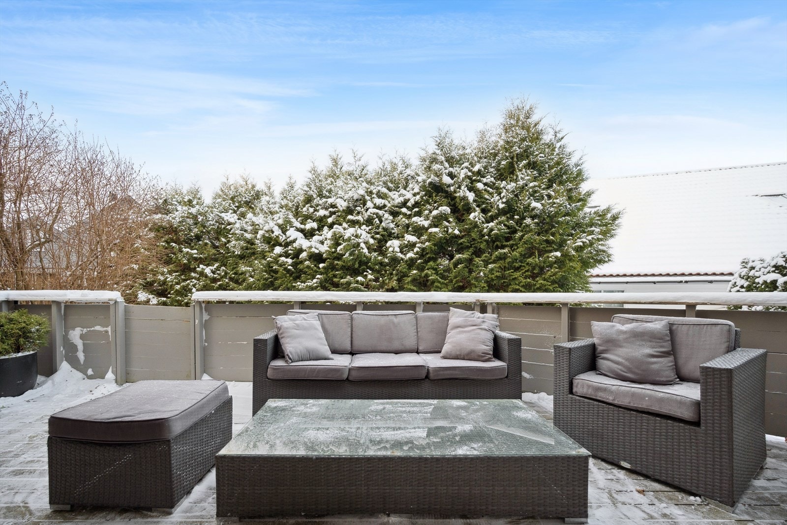 På terrassen er det god solgang og man sitter usjenert til uten særlig innsyn. Galleribilde