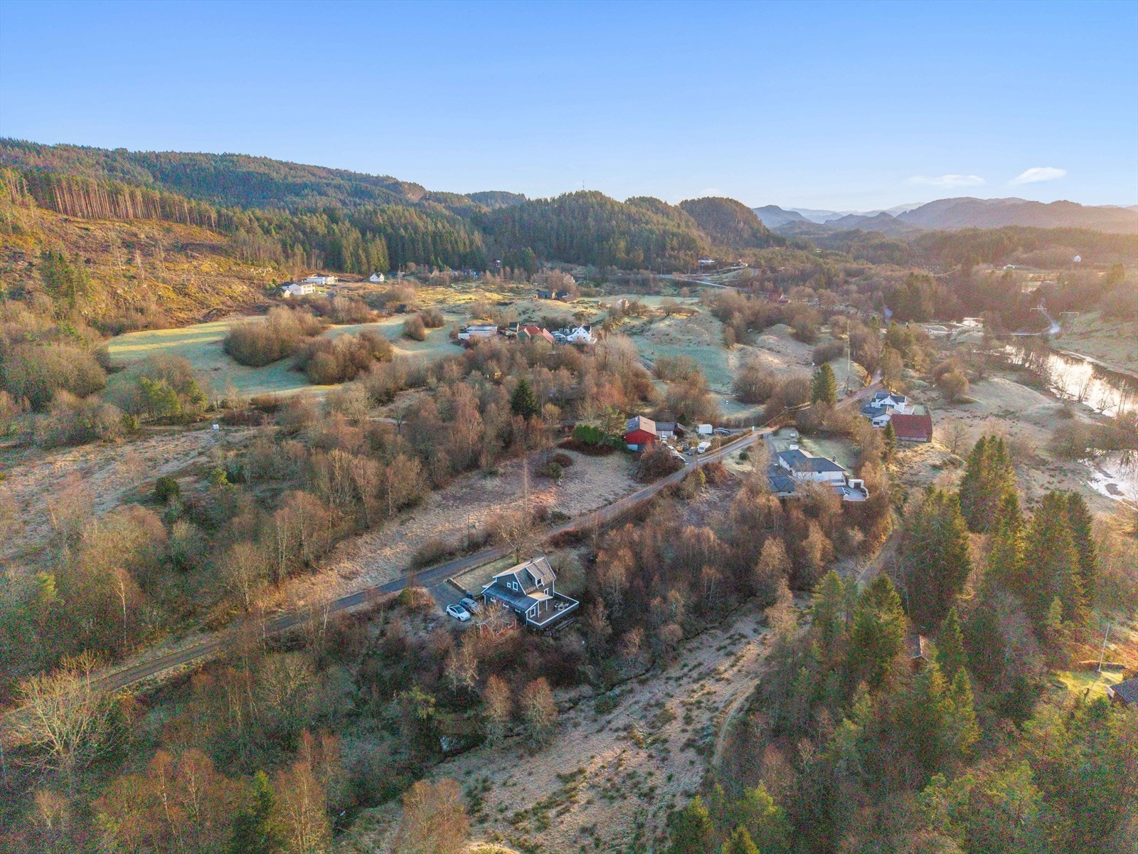 Lokalt finnes det nærbutikk, skole og barnehage i gangavstand fra eiendommen. Galleribilde