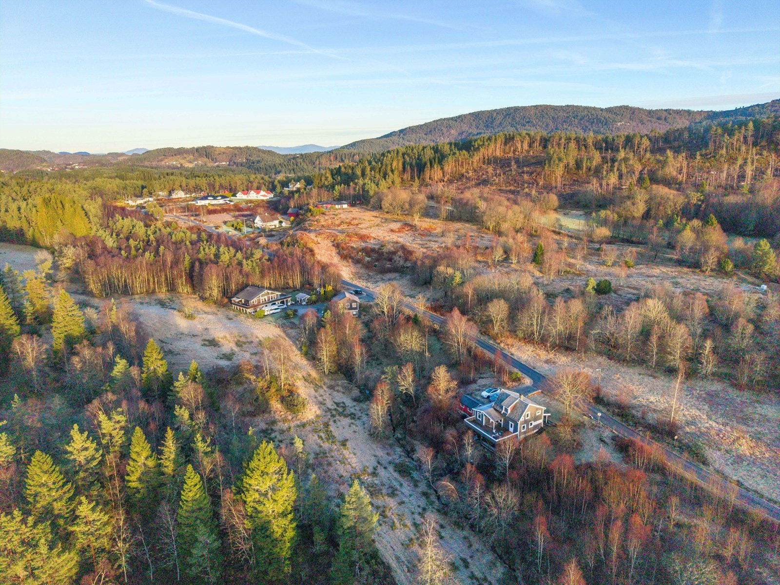 Det er også kort kjøreavstand til Lindås og Knarvik, hvor man finner et bredt servicetilbud med blant annet dagligvarebutikker, frisør, apotek og treningssenter. Galleribilde