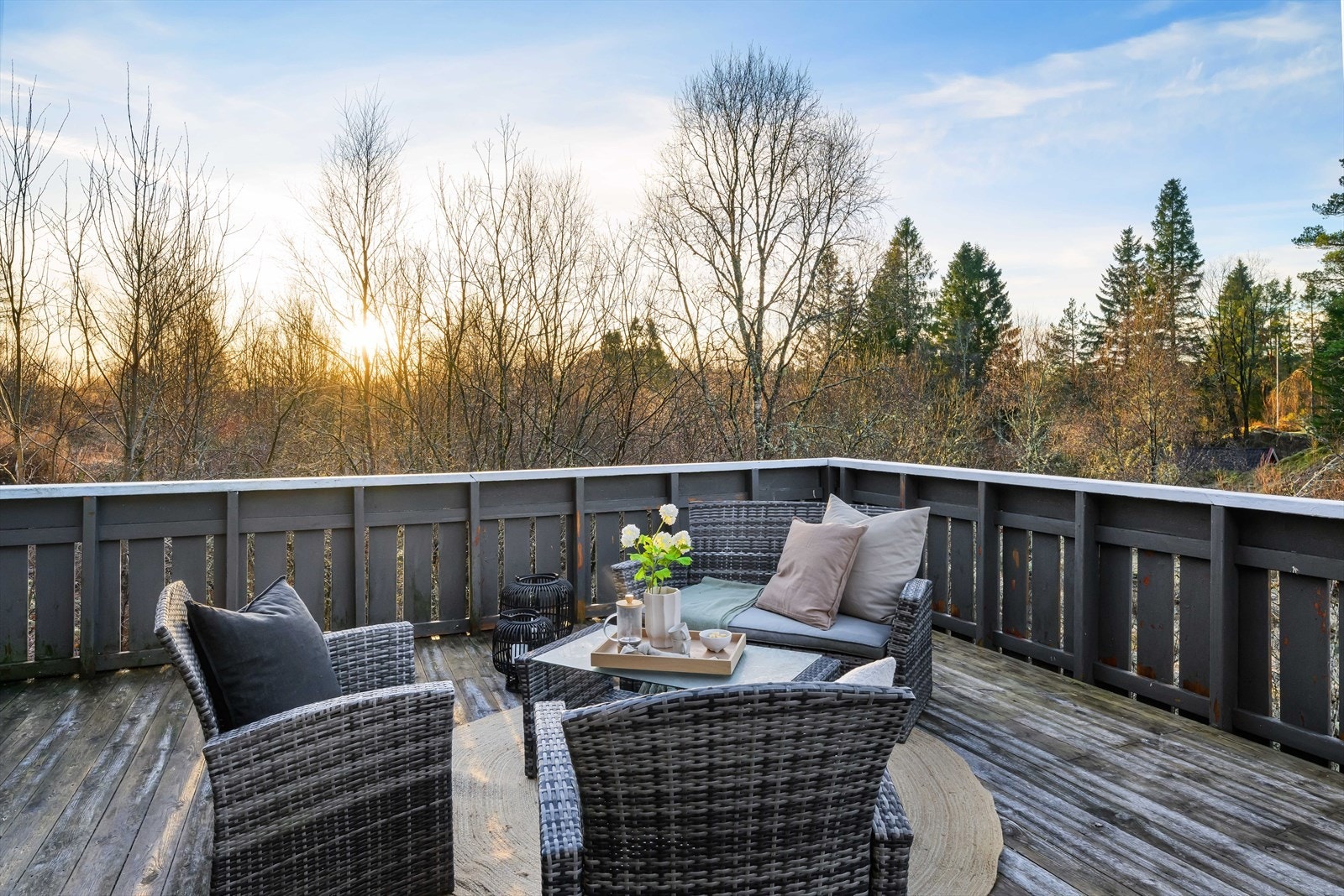 Her kan man sitte helt skjermet med utsikt til nærområdet og Hundvinsvatnet. Galleribilde