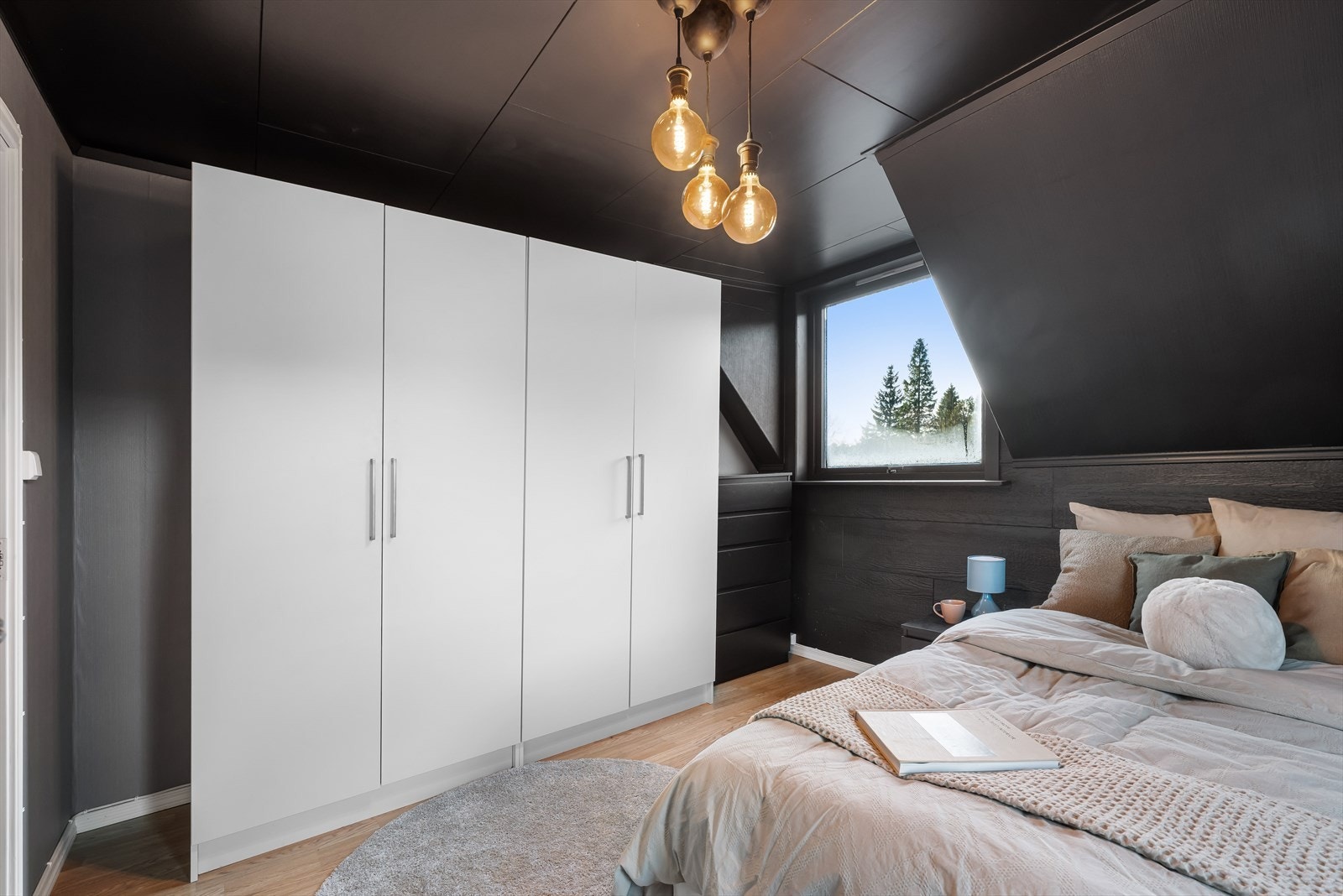 Det er god plass til innredning med dobbeltseng og oppbevaringsplass. Galleribilde