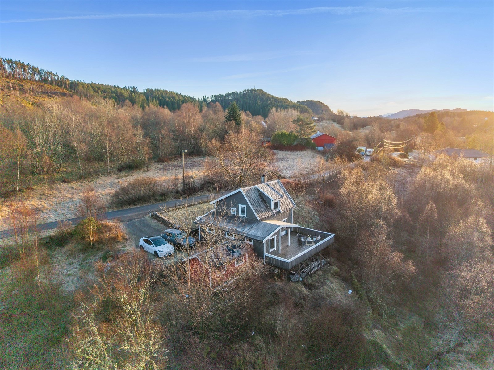 Det er god parkeringsplass til biler i innkjørselen. Galleribilde