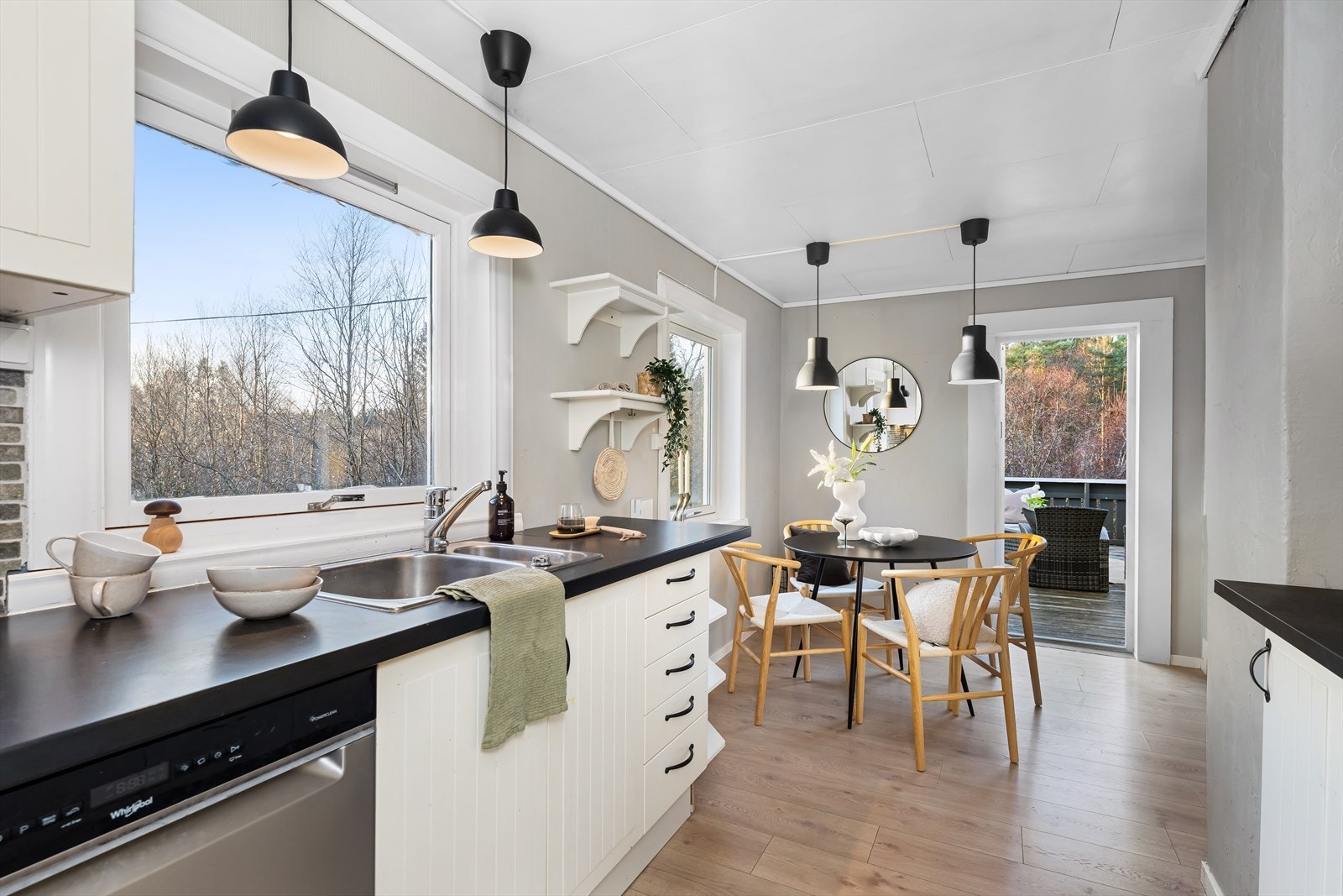 Stor enebolig over to plan som holder en gjennomgående god standard. Galleribilde