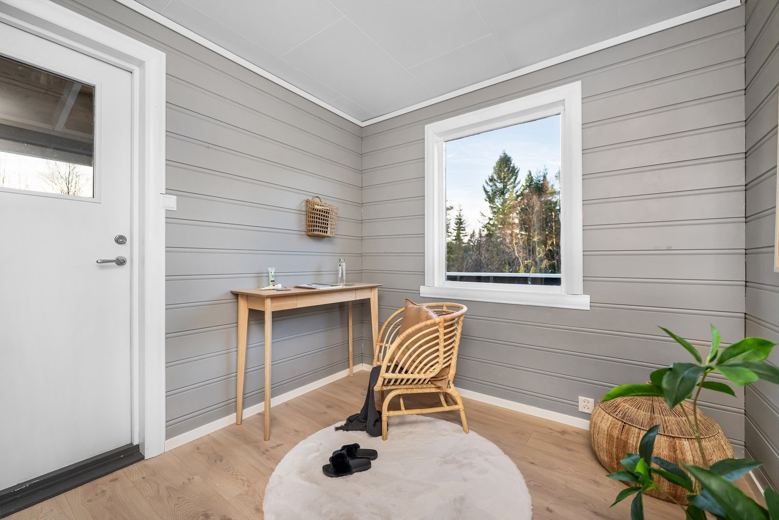 Lyst og funksjonelt rom som egner seg godt til kontor eller kanskje et trimrom? Utgangsdør til terrasse. Galleribilde