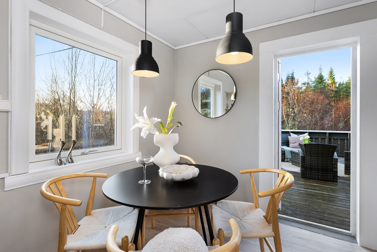 Fra spisestuen er det direkte utgang til terrasse. Galleribilde